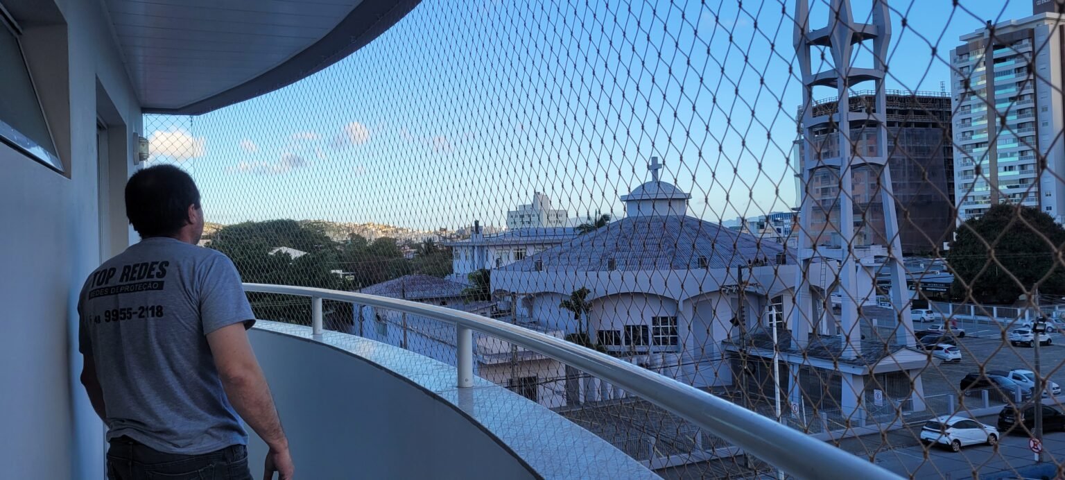 Rede de proteção instalada em sacada com vista externa