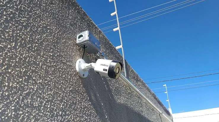 Câmeras de segurança fixadas em parede externa