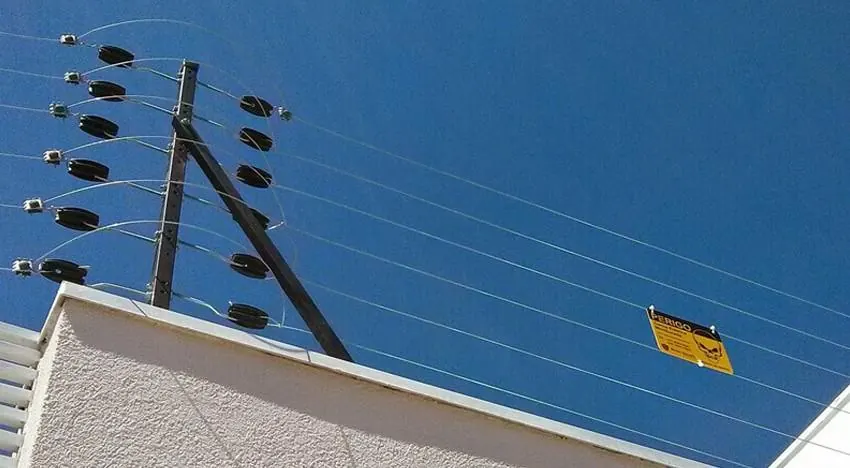 Cerca elétrica instalada na parte superior de um muro