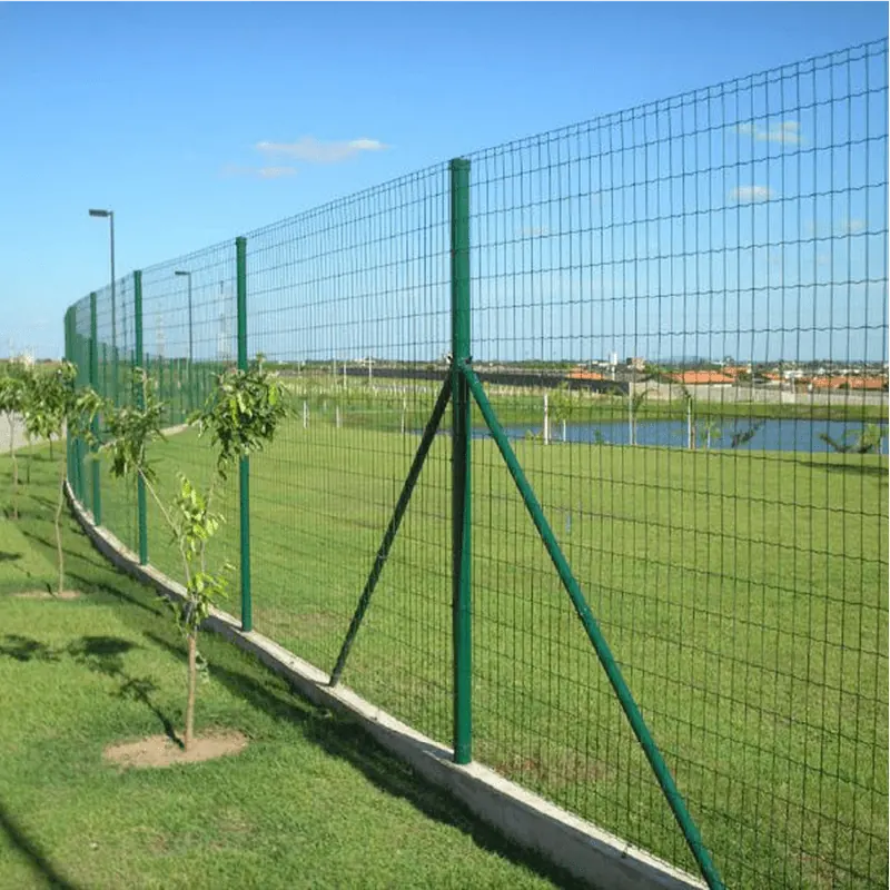 Cercamento com tela verde em área externa