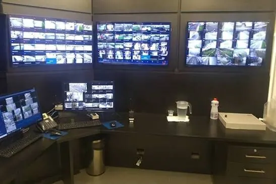 Telas exibindo imagens de um sistema de CFTV