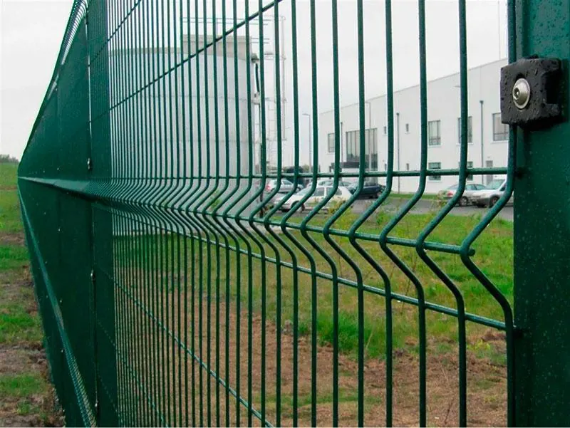 Gradil verde instalado no fechamento de um perímetro