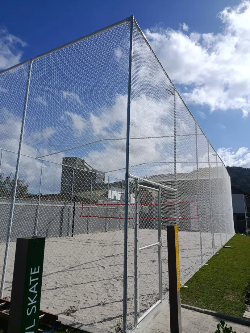 Entrada da quadra com redes laterais e cobertura em rede