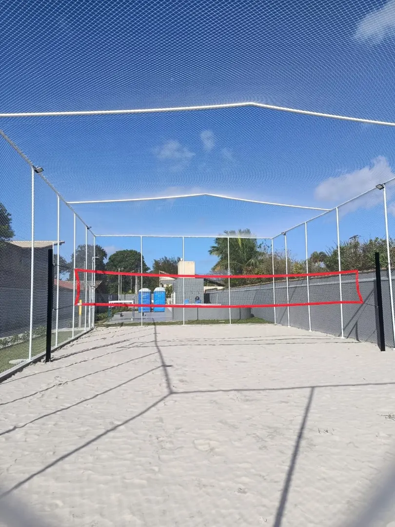 Redes laterais e superiores instaladas em quadra de areia