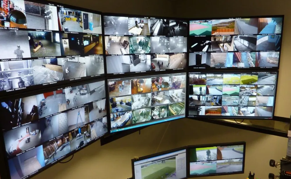 Sistema CFTV com monitores para visualização de câmeras