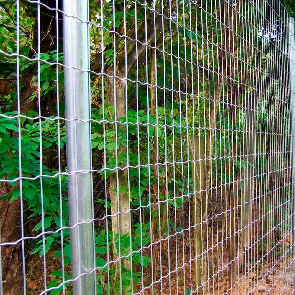 Tela soldada fixada em estrutura de cercamento
